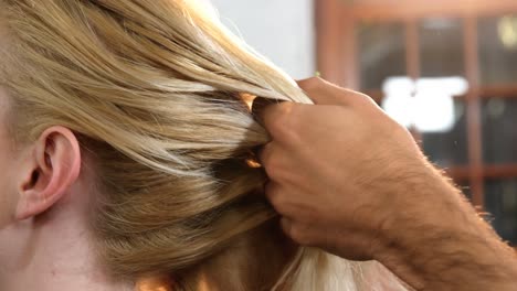 Friseurin-Stylt-Kunden-Haare