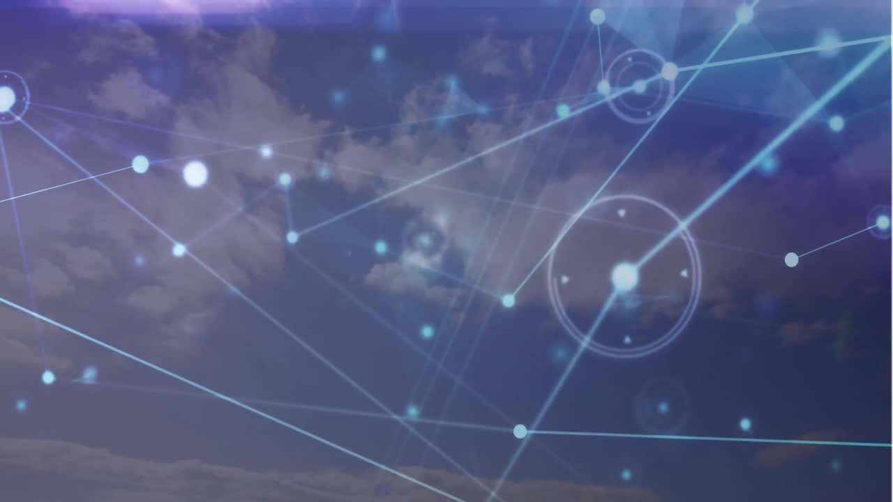 animación de la red de conexiones y rastros de luz contra las nubes en el cielo azul