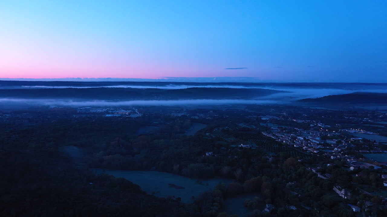 el amanecer sobre un valle gard francia atmósfera misteriosa la niebla de la mañana gard uzes