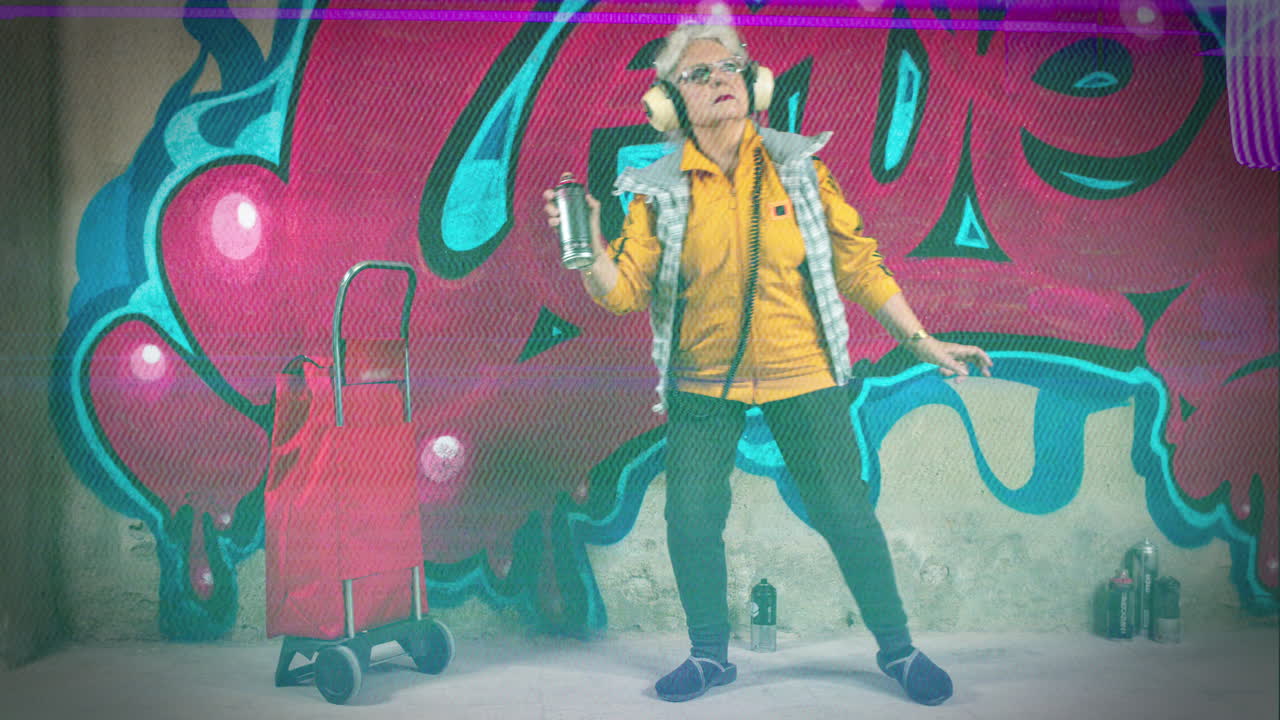 abuela rebelde artista de graffiti contra una pared urbana