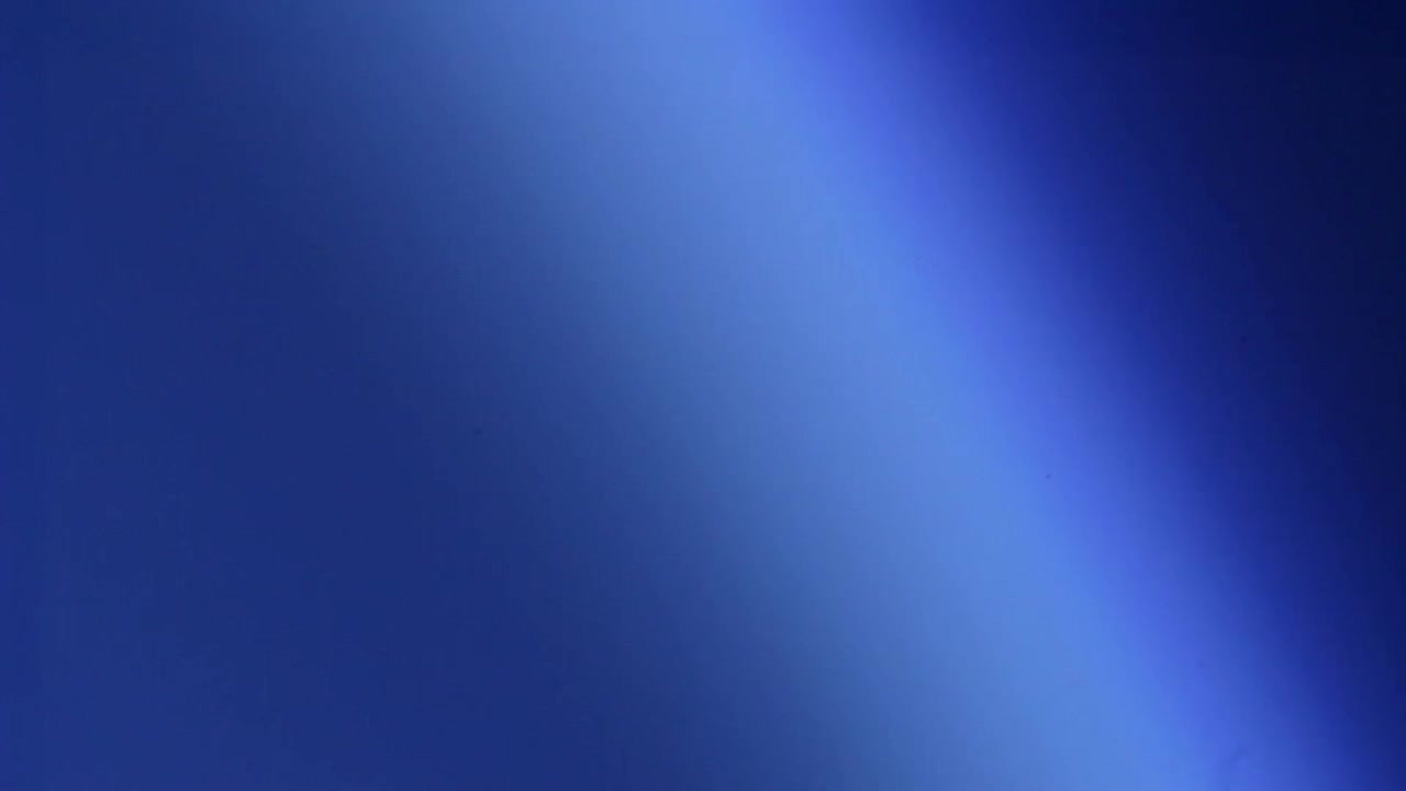 Dynamische Blauwe Lichtstraal Bewegend over een Donkere Achtergrond