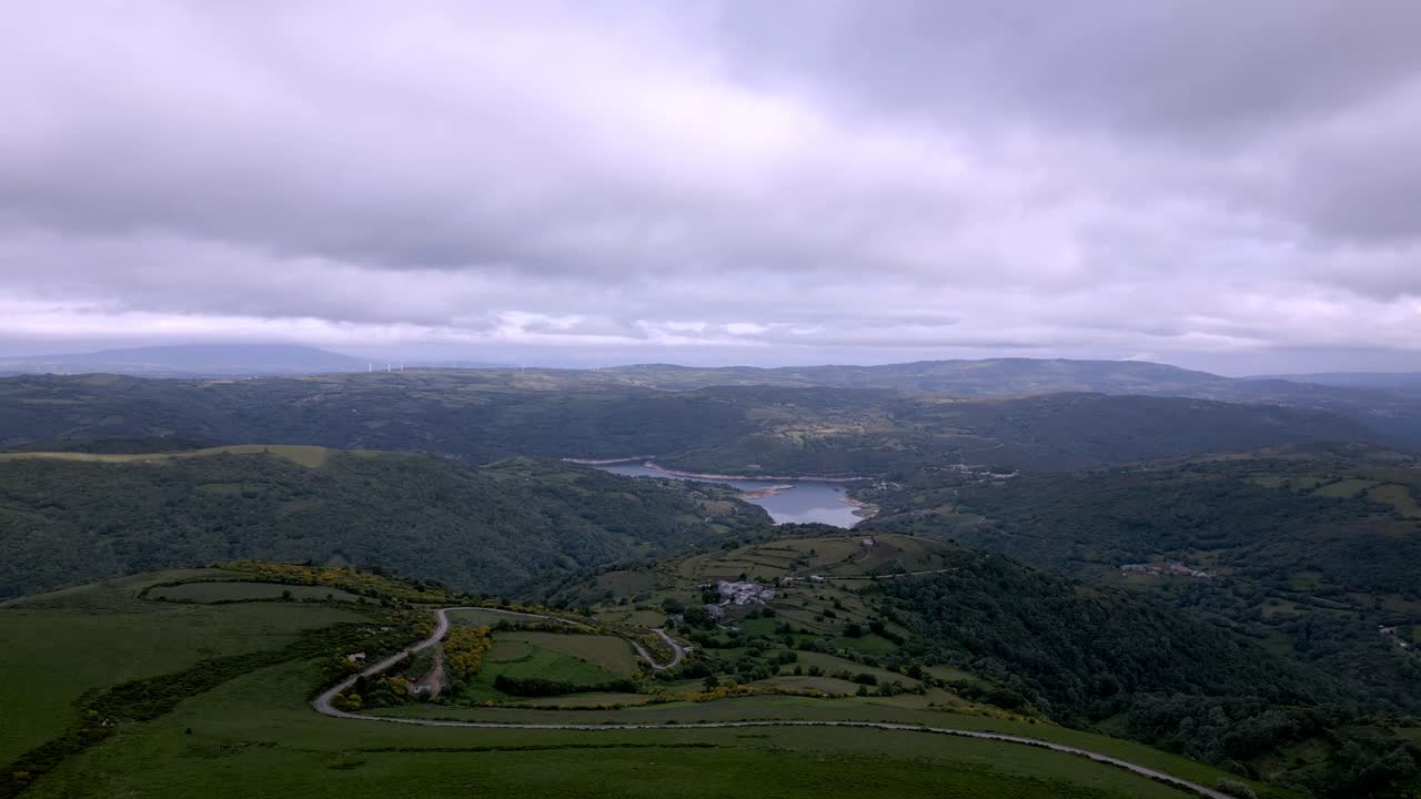 imágenes aéreas de drones del exuberante valle del río y el sinuoso camino en las montañas