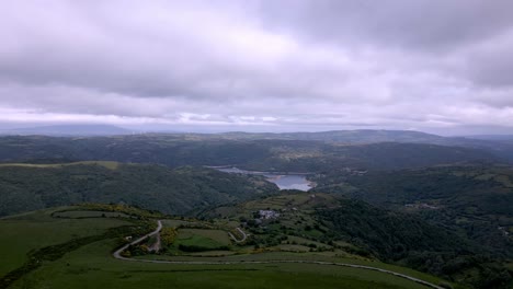 Imágenes-Aéreas-De-Drones-Del-Exuberante-Valle-Del-Río-Y-De-Un-Camino-Sinuoso-En-Las-Montañas