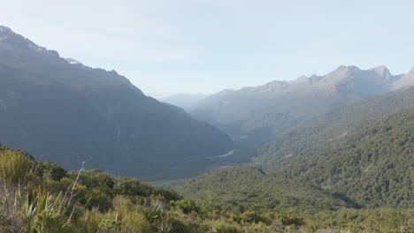 Vista-De-La-Montaña-Y-El-Valle-Desde-La-Cumbre-Clave,-Ruta-Routeburn-En-Un-Día-Soleado-En-Firodland,-Nueva-Zelanda