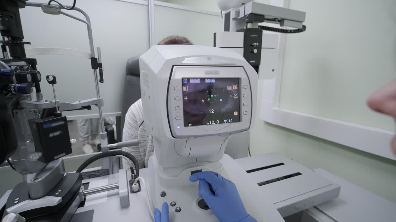 la mujer está viendo a través del oftalmoscopio en los ojos del paciente en la clínica oftalmológica. inspección profesional de la visión