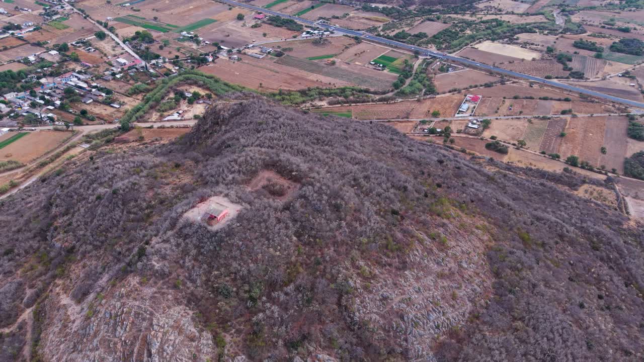 Oaxaca’nın Merkez Vadileri’nde yukarıdan görülen kutsal dağ manzarası