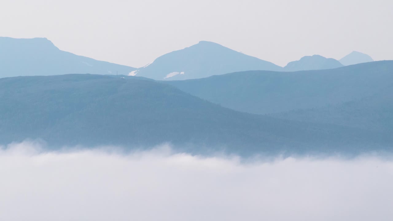 산봉우리 아래를 지나가는 안개의 시간 경과