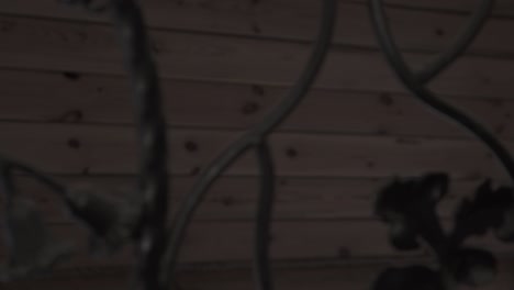 primer plano de detalles ornamentados de metal negro