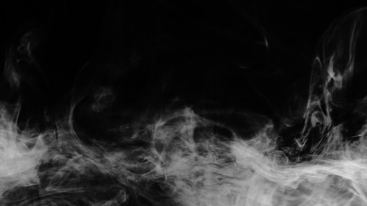 오른쪽으로 이동하는 프레임의 아래쪽 1/3 주위를 슬로우 모션 작게 묶은 구름 표류