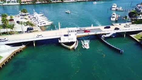 Foto-Cenital-De-Barcos-Que-Pasan-Por-Debajo-Del-Puente-Levadizo