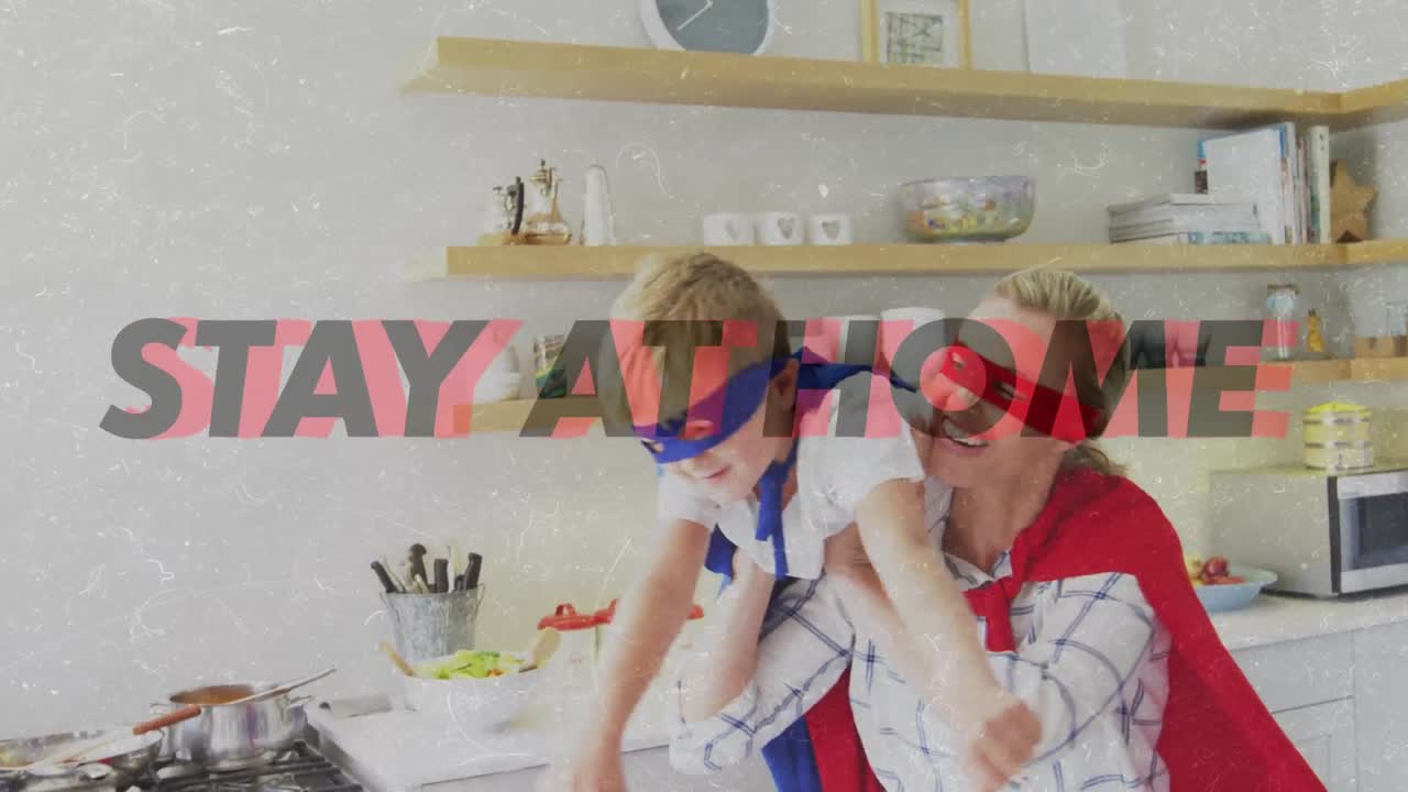animación de palabras a salvo quedarse en casa parpadeando sobre mujer caucásica y su hijo con capas