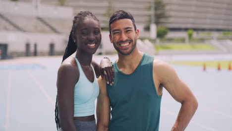 pareja sonriente en una pista