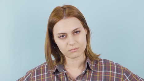 mujer agresiva mirando a la cámara y pidiendo cuentas.