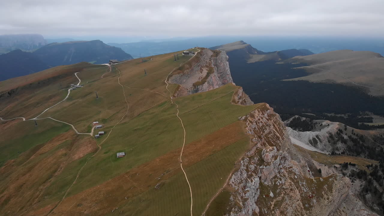 toma aérea de un dron de los picos montañosos de seceda en dolomitas, italia