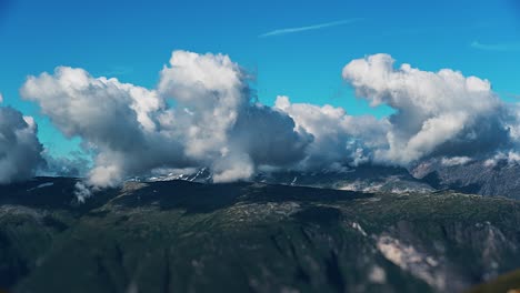 las nubes blancas grisáceas giran y se deslizan sobre la meseta verde