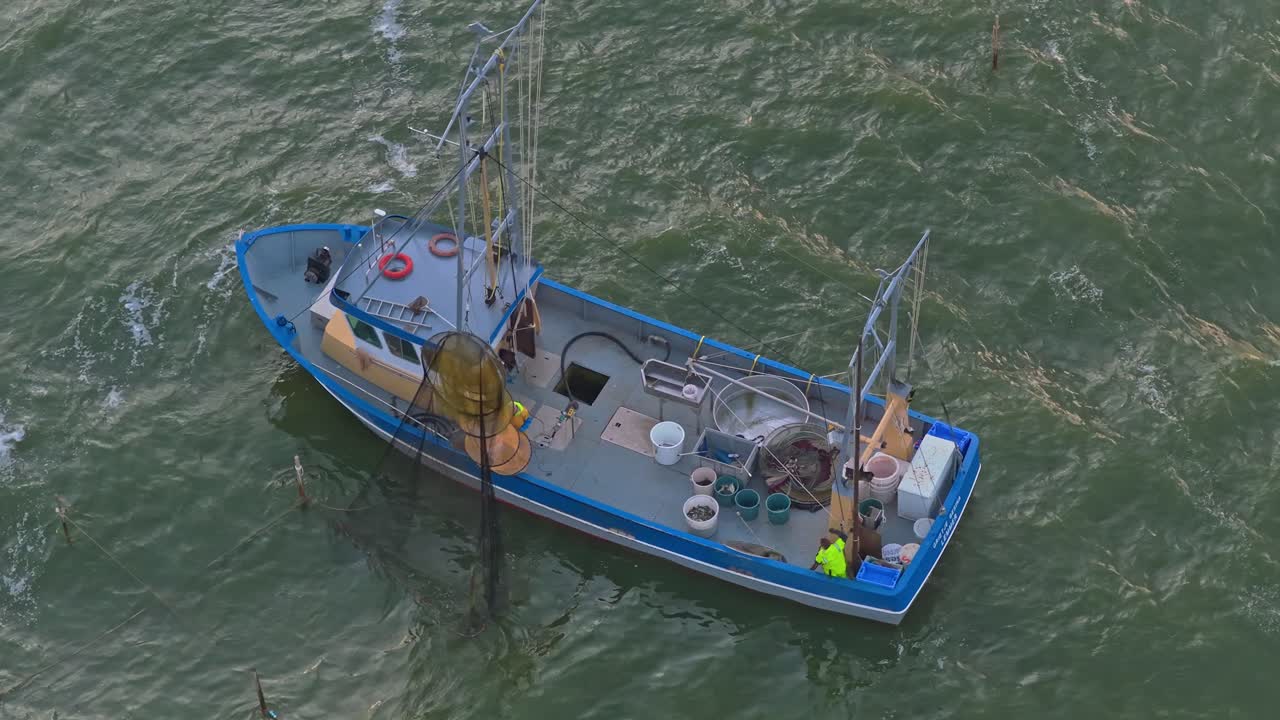 Passage de drone au-dessus de la mer au crépuscule, chalutier de pêche en route, Pays-Bas