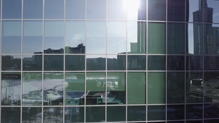 Fachada de edificio moderno con reflejo de la ciudad