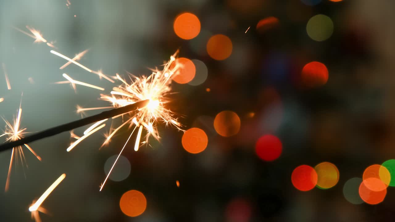 brillantes contra el árbol de navidad borroso