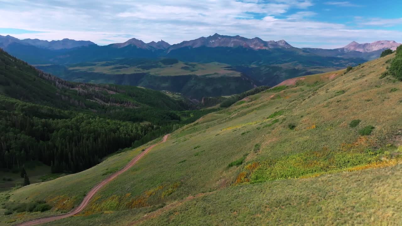 aeropuerto de telluride colorado estación de esquí rocosa cordillera de san juan ciudad de verano avión no tripulado último dólar camino suciedad cuatro ruedas motrices acampada vista paisaje ovejas pastoreo tierra movimiento hacia adelante