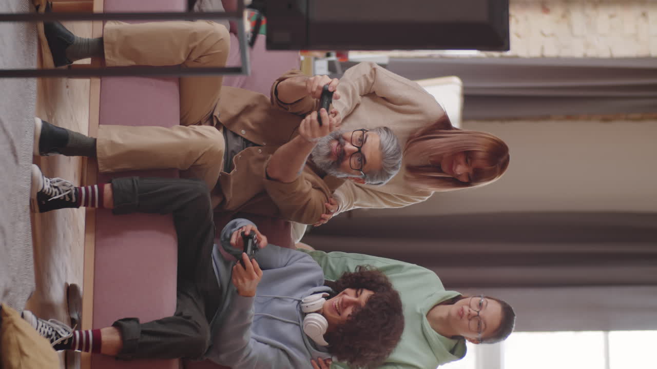 familia feliz divirtiéndose mientras juega al juego en la consola