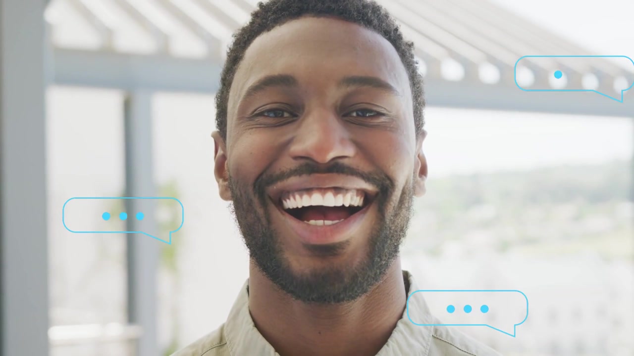 Uomo su un balcone che passa dal sorriso alla risata mentre appaiono bolle di chat blu per i social media.