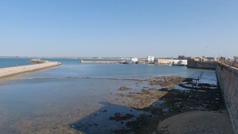 Puerto-Pesquero:-La-Antigua-Fortaleza-De-El-Jadida-Revela-Un-Pintoresco-Paseo-Marítimo,-Marruecos