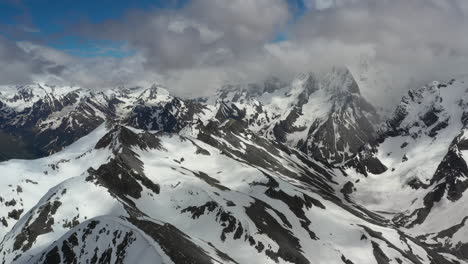 Flug-Durch-Bergwolken-über-Wunderschöne-Schneebedeckte-Gipfel-Von-Bergen-Und-Gletschern.