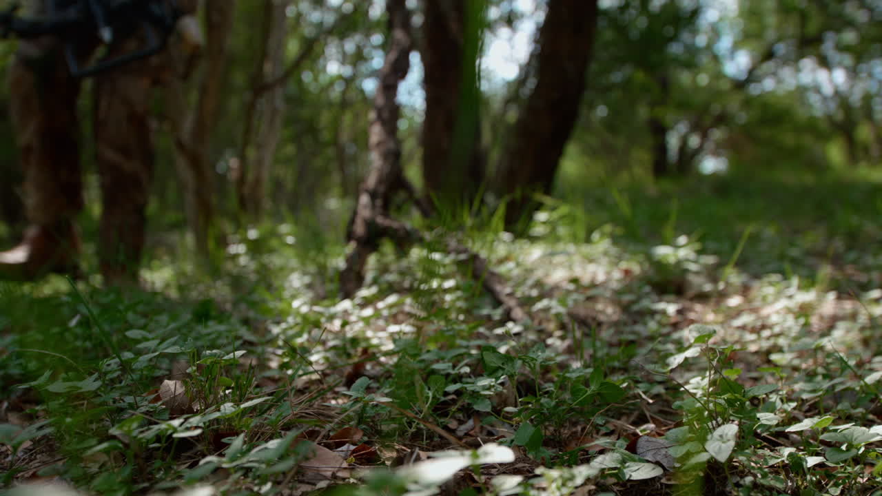 un cazador caminando por el bosque