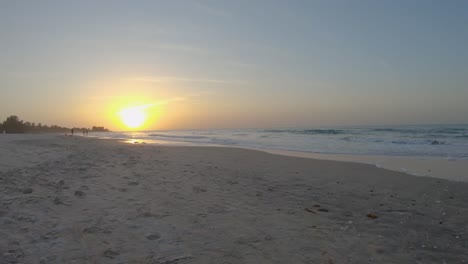 Hermosa-Puesta-De-Sol-En-La-Playa-Tropical-Con-Mar-En-Calma