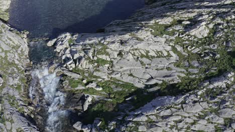 Cascata-Di-Stroppia-En-Verano-Con-Agua-Corriendo-Sobre-Las-Rocas,-Vista-Aérea