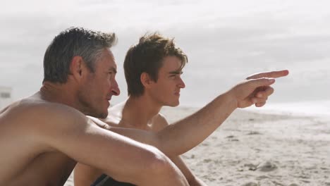 padre y joven hijo adulto disfrutando de actividades al aire libre juntos