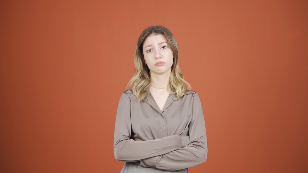 지루함 때문에 안타까워하고 숨을 쉬는 젊은 여성.