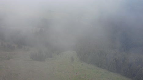 Drohne-Schoss-Rückwärts,-Vorbei-An-Wurfwolken-Und-Enthüllte-Einen-Bergrücken