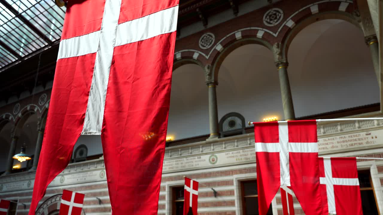 interior del ayuntamiento de copenhague con banderas danesas colgando en dinamarca