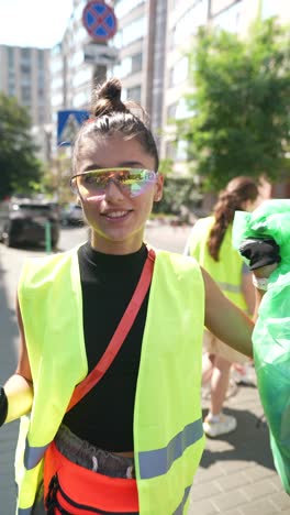 teen volunteers cleaning up city streets