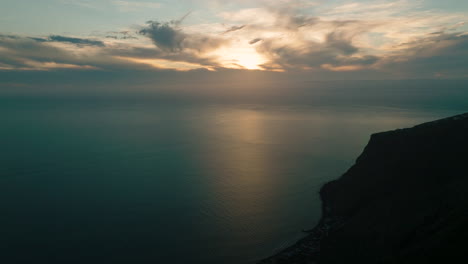 Silueta-De-Viajeros-En-El-Mirador-De-Raposeira-Disfrutando-Del-Atardecer-Atlántico