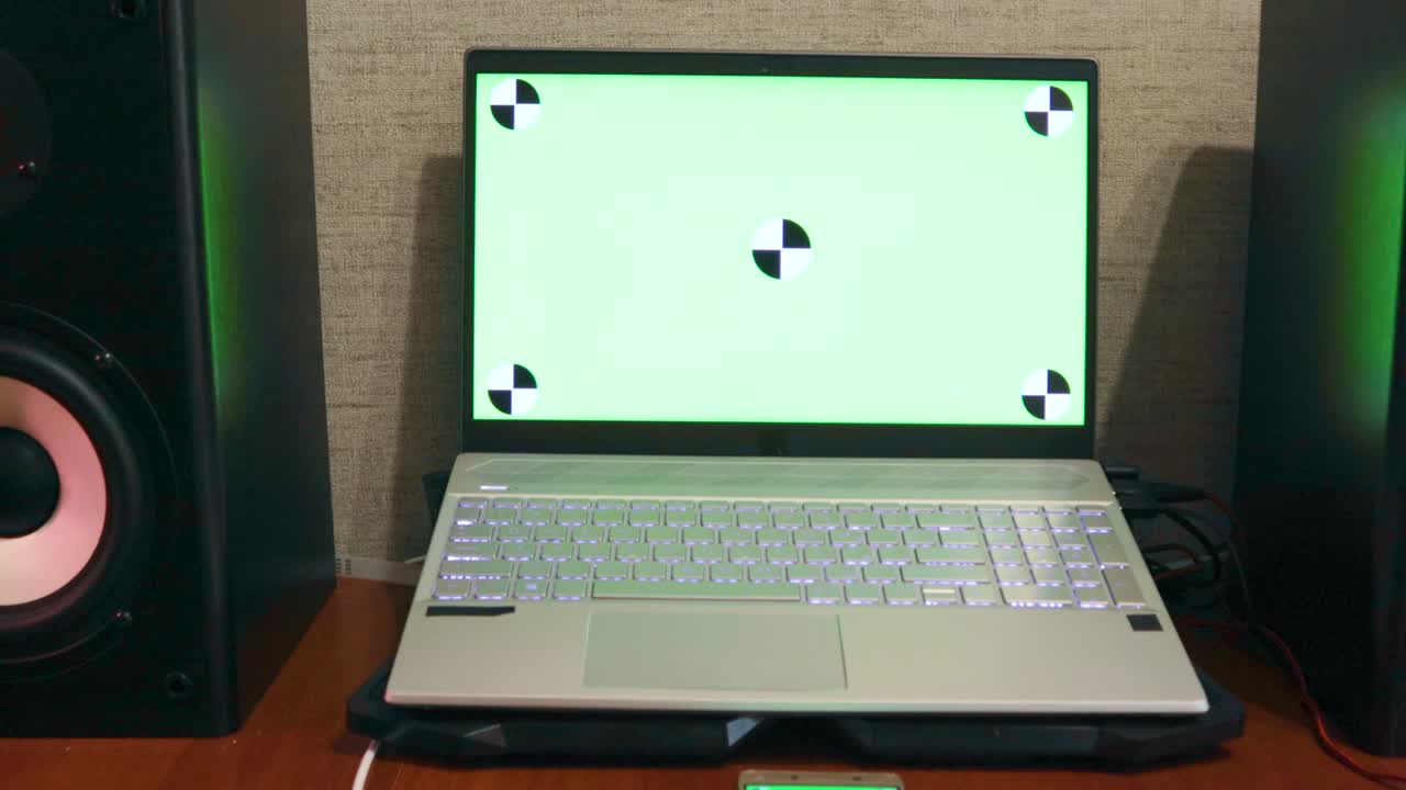 estudio de música en el hogar lugar de trabajo maqueta chroma clave auriculares altavoces aplicación