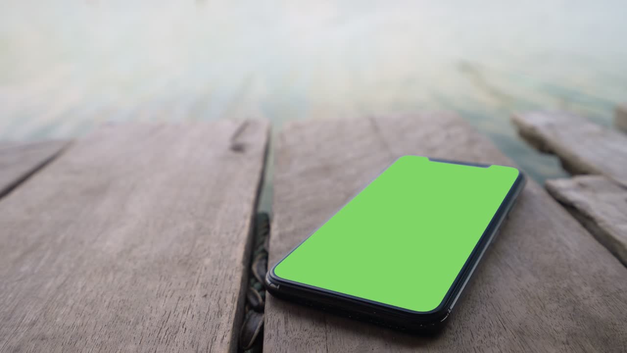 lugar de teléfono inteligente en fondo de madera.