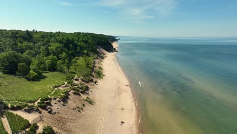 Reverse-track,-pulling-along-the-winding-sand-dunes-and-shoreline