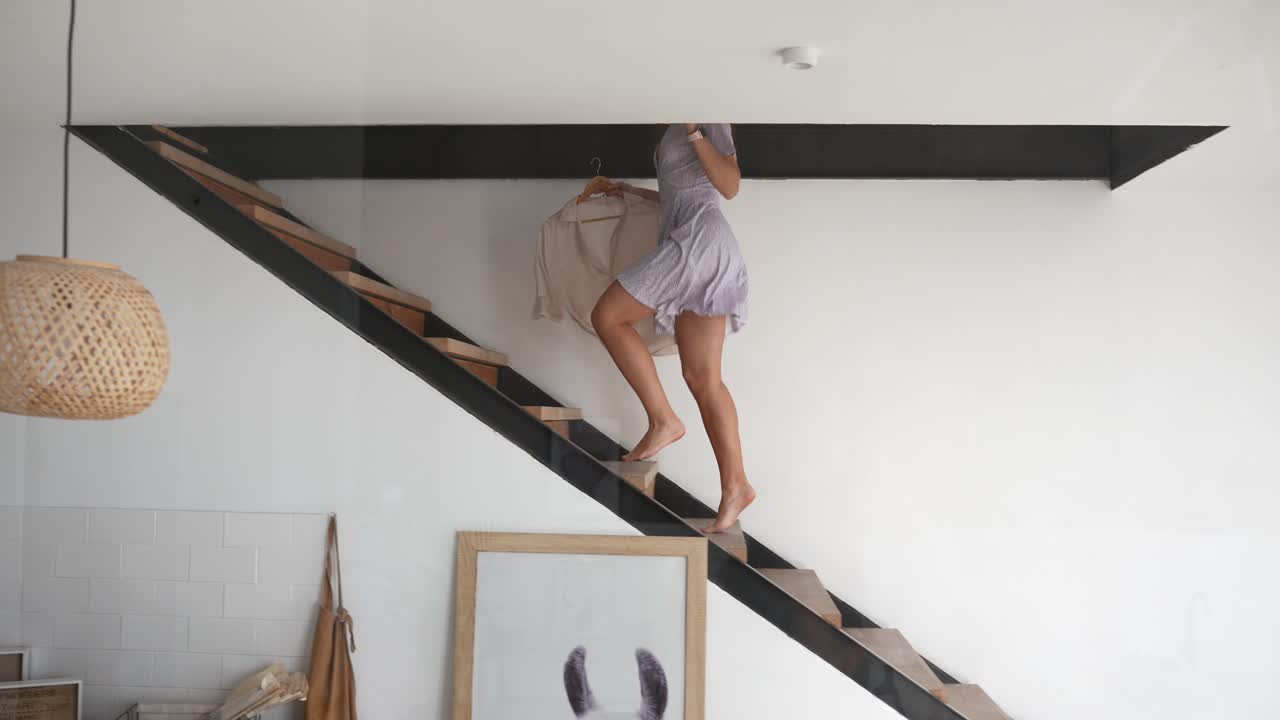 mujer corriendo arriba con ropa