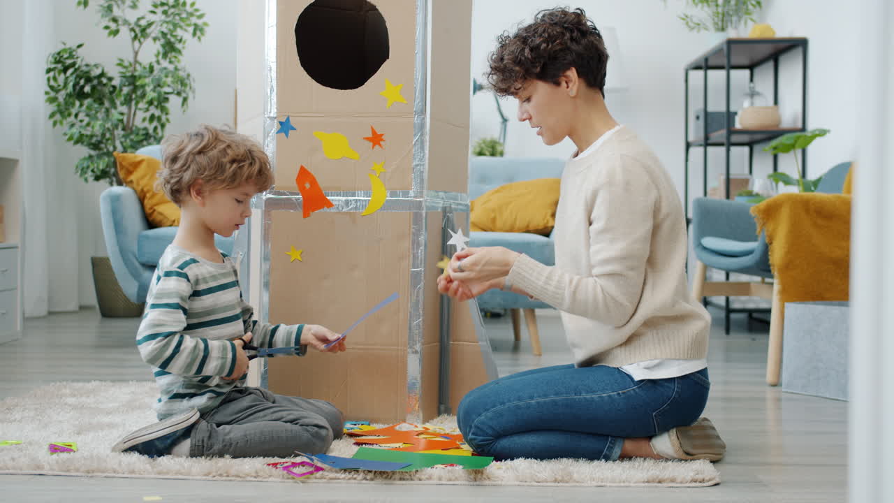 Madre e figlio che costruiscono un razzo di cartone