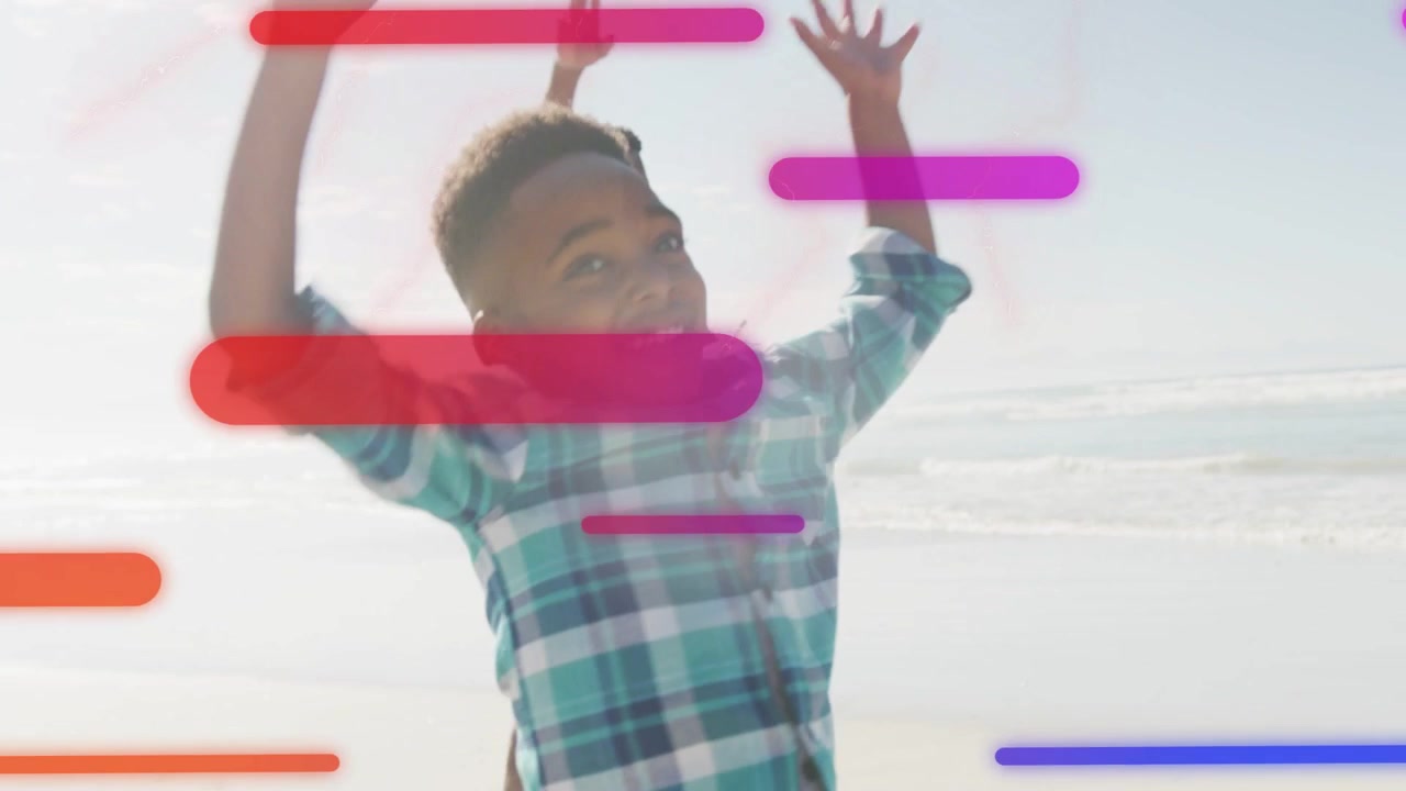 Ragazzo che corre verso il padre, il papà che gesticola in spiaggia, con barre colorate che scorrono attraverso l'inquadratura per il marketing.
