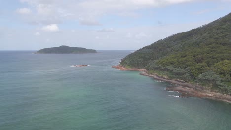 Providence-Bay---Waldgebiet-An-Der-Yacaaba-Landspitze-Und-Mount-Yacaaba-Halbinsel-Tagsüber-In-Hawks-Nest,-NSW,-Australien