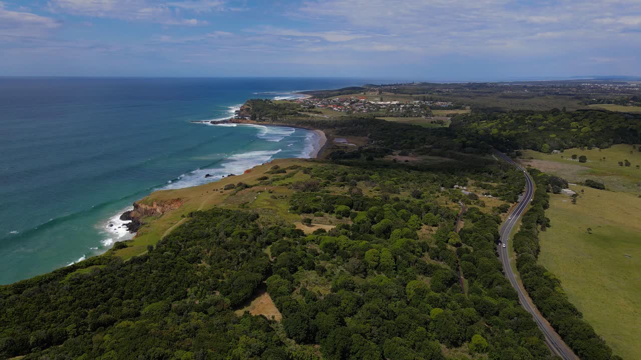 파도 옆의 녹색 풍경 -lennox head mountain -nsw australia -aerial