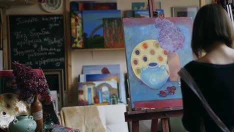 artista en un estudio de pintura