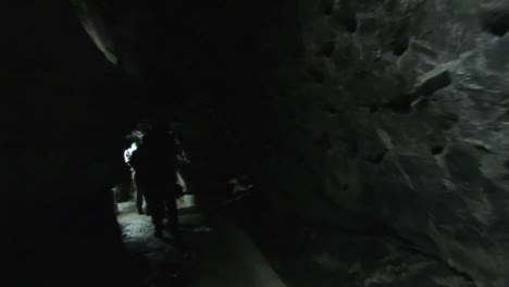 Wandern-In-Einer-Unterirdischen-Höhle