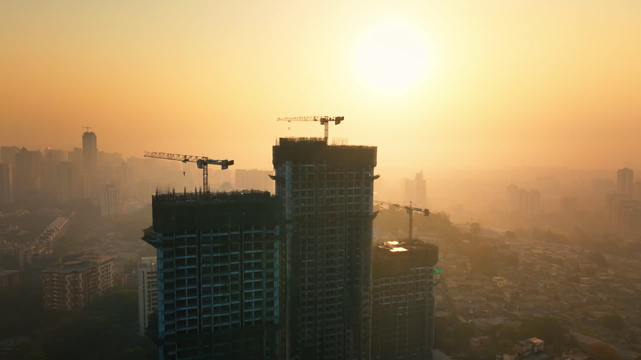 Nascer do sol sobre um canteiro de obras em Mumbai