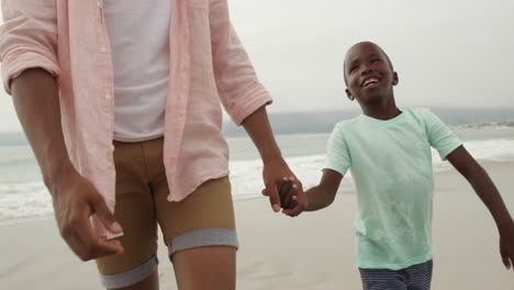 Familie-Genießt-Freizeit-Am-Meer