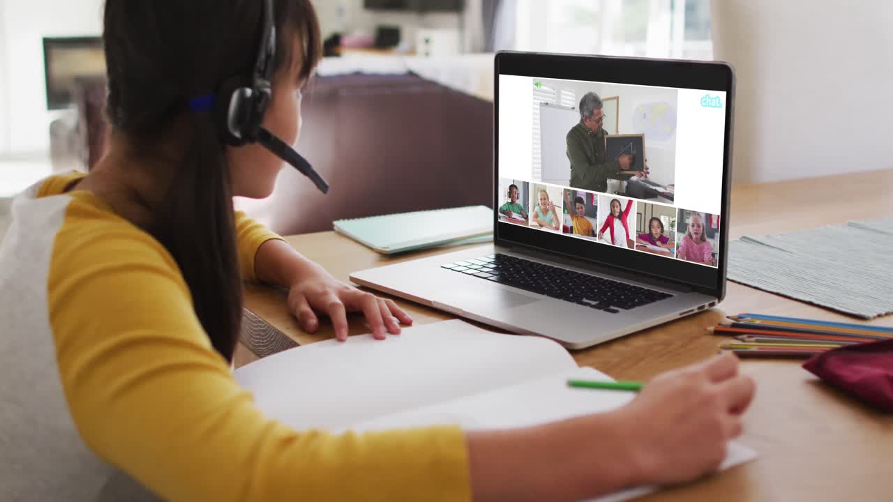 estudiante que usa una computadora portátil para una lección en línea en casa, con un maestro y una clase diversos en la pantalla