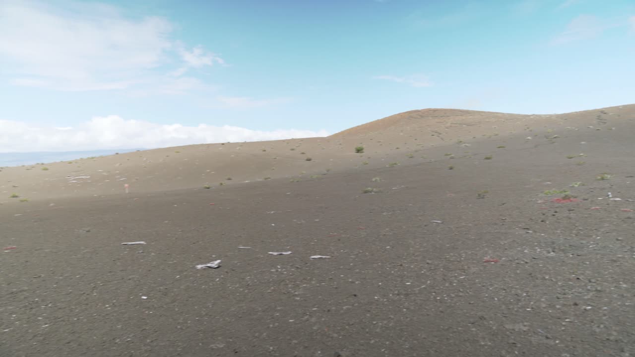 죽은 나무와 용암 바위가 있는 작고 활동적이지 않은 화산의 돔